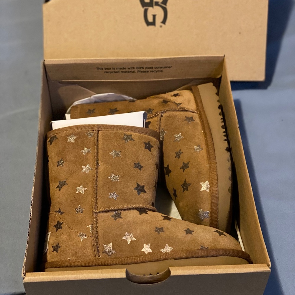 UGG CLASSIC II SHORT STARS BOOT